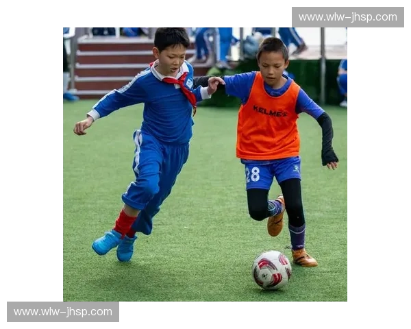 小学足球联赛精彩开赛，足球梦想从校园起步，激发孩子们运动热情与团队精神